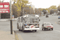 Троллейбус 4-ого маршрута следует в троллейбусное депо №1. Высадив пассажиров на остановке "Дом Туриста" троллейбус после Комсомольского моста повернул на служебную ветку, с которой поворачивает на Юбилейный мост на улице Ленина.