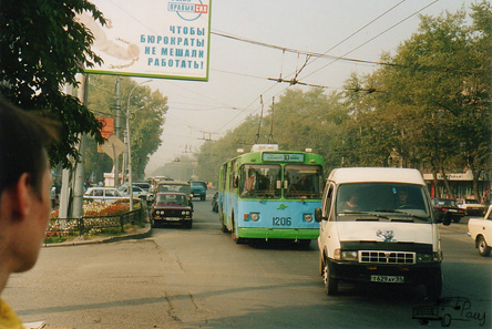 Новосибирский троллейбус около гостиницы "Северная"