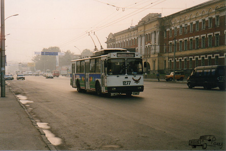 Утренний Новосибирск: троллейбус везёт горожан на работу