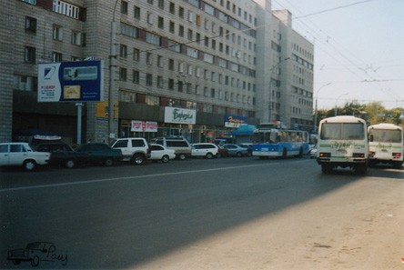 Напротив трамвайной конечной троллейбус на улице Новой