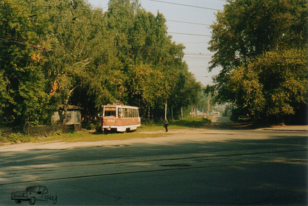 Служебный вагон выезжает из Дзержинского депо