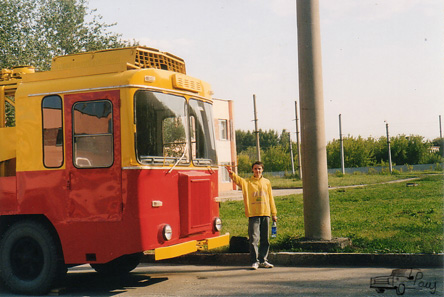 Михей рядом с троллейбусом